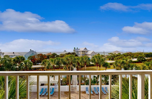 Coastal condo with free WiFi, on-site pool & hot tub - close to the Gulf sands