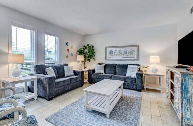 Coastal Oasis: Pool and Tennis, Close to Beach