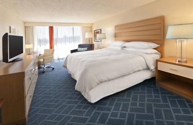 Comfort and Convenience! 2 Modern Units, 2 Pools, Hot Tub, & Spa, Near SeaWorld!