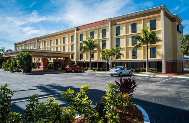 Comfort Inn & Suites Clearwater - St Petersburg Carillon Park