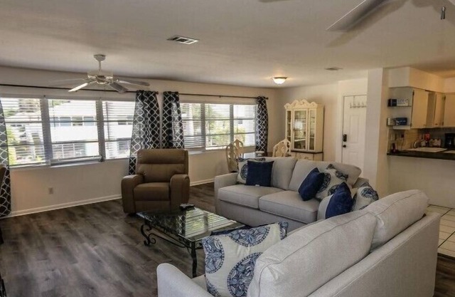 Comfortable coastal home, walk to beach + town