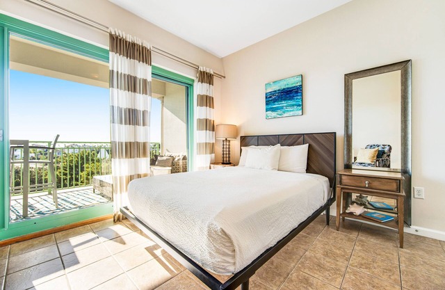 Comfortable studio w/shared outdoor pool, hot tub, BBQ area, and pool views