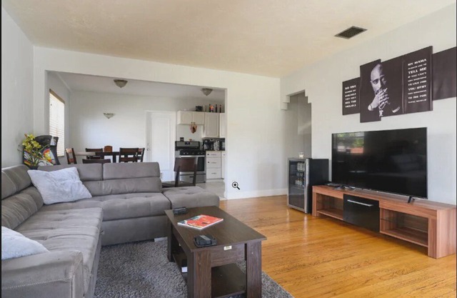 Cozy 2BR House (DTWN HLWD) - Fun Time