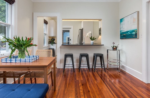 COZY BUNGALOW IN OLD NORTHEAST/DOWNTOWN