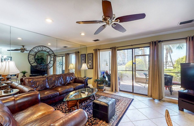 Cozy condo w/a sunroom plus a shared pool & tennis - minutes from the beach
