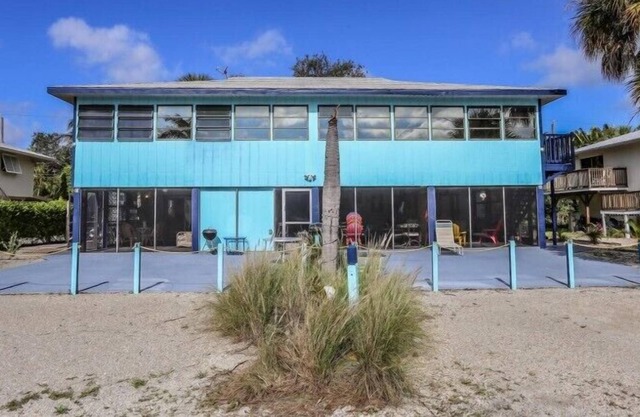 Cozy home in great location, close to beach + town