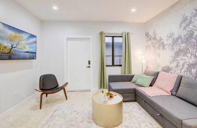 Cozy TownHouse Near Miami Beach 2BR-2BA