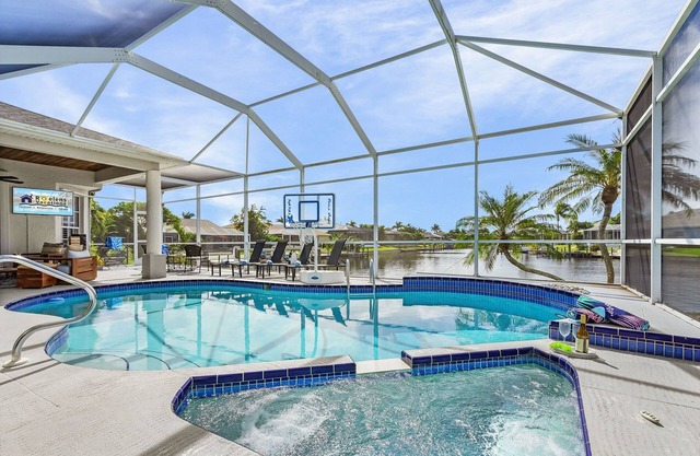 Custom Heated Pool, Intersecting canal views with gulf access! - Villa Sunshine & Unwind - Roelens