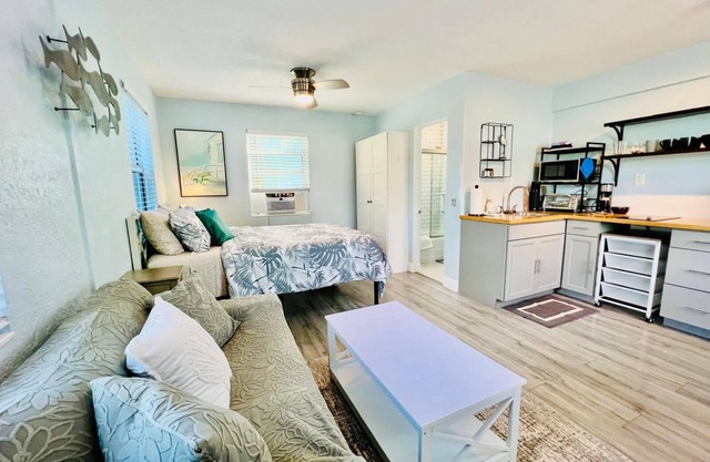 Cute & modern studio apartment in prime location in downtown Lake Worth Beach!