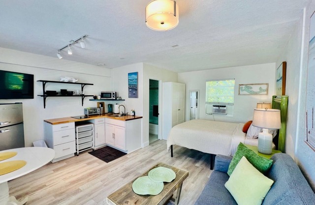 Cute & modern studio apartment in prime location in downtown Lake Worth Beach!