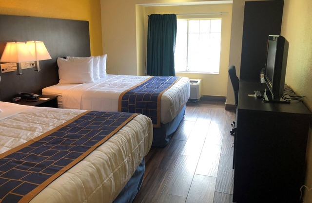 Days Inn & Suites by Wyndham Tampa/Raymond James Stadium