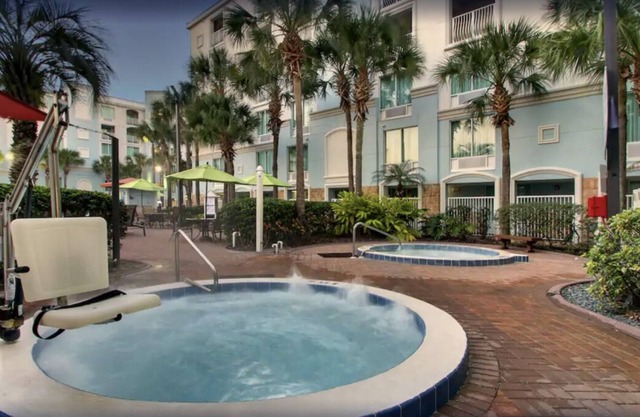 Disney Escape, 4 Lovely Units! Pool, Hot Tub, Free Shuttle!