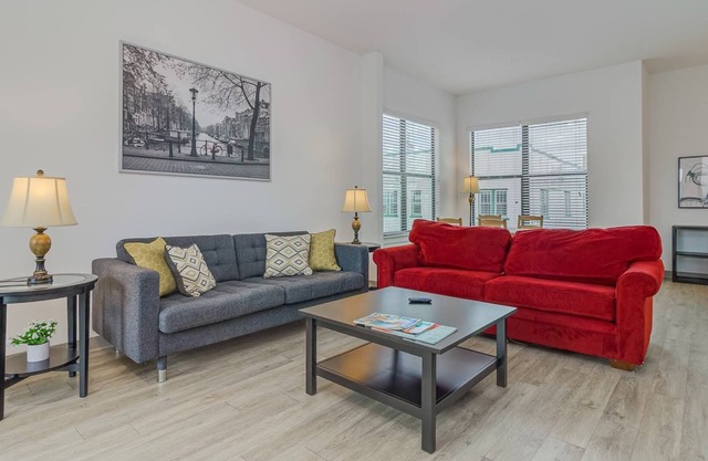 Downtown 2 Story Loft, Sleeps 6, Pet Friendly, 10' ceilings. Has stairs.