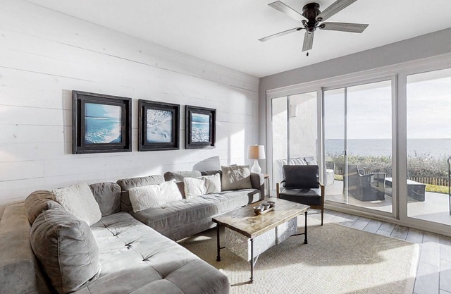 Elegant dwelling on the beach with beautiful view, pool & pickleball