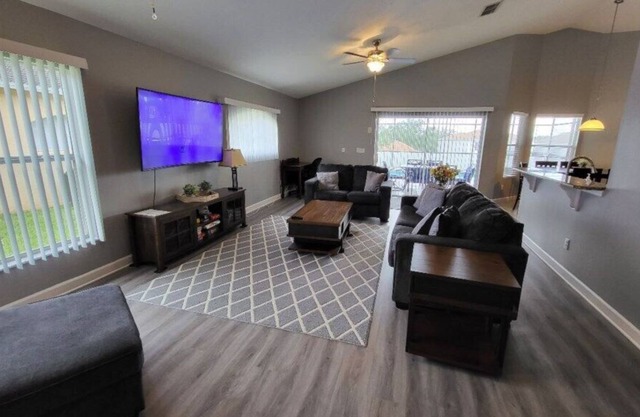 EXQUISITE 4 BEDROOM DISNEY VACATION HOME, FREE POOL HEAT OCTOBER - APRIL!!.