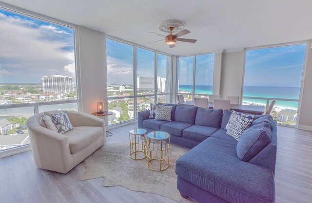 Fall Specials! Penthouse Unit with Stunning Views of Destin!