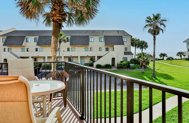 Fantastic coastal gem with shared pools, private balcony, beach access & WiFi