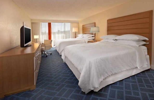 Friends and Family Disney Escape! Two Modern Pool View Units, Close to the Parks