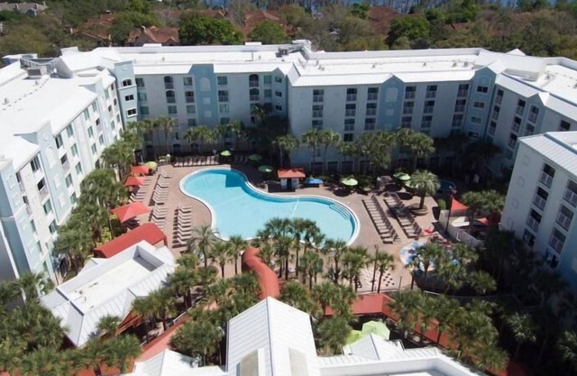 Friends and Family Orlando Getaway. 3 Comfy Units for 12 Guests, Pool, Shuttle
