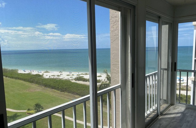 Ft. Myers Beach Ocean Front 2 BR/2 Bath Condo in Creciente- fully updated!