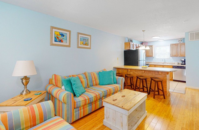 Gorgeous Condo in Beachfront Location w/Shared Pool, Central AC, Free WiFi