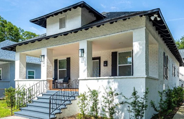 Grand Oaks Bungalow in the Heights