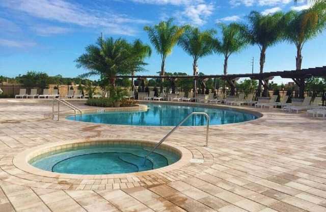 Great townhouse in gated community, sleeps 6. 10 min to Disney!