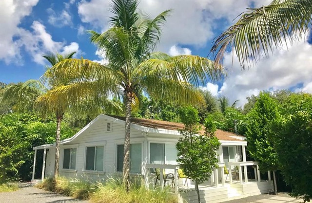Grove Bay Bungalow - 2BD/1BA Gated Cottage-Walk To Bay - Sleeps 4 - RGB200