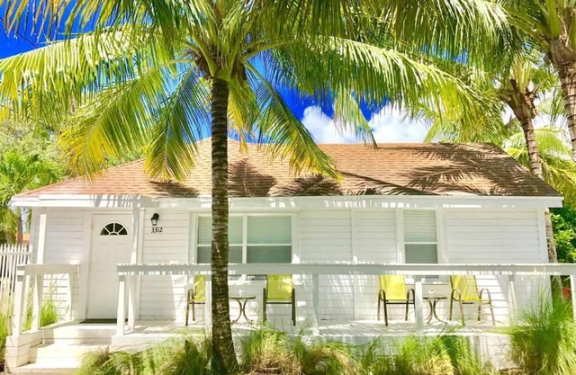 Grove Bay Bungalow - 2BD/2BA Gated Cottage-Walk To Bay - Sleeps 4 - RGB201