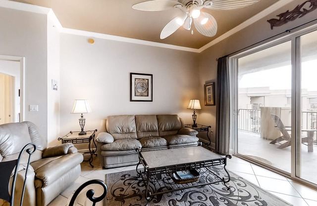 Gulf view condo in a beachfront complex w/shared pool & hot tub
