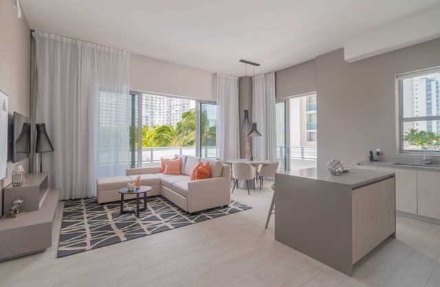 HYDE Beach House - 2BR High Ceiling Corner Suite!