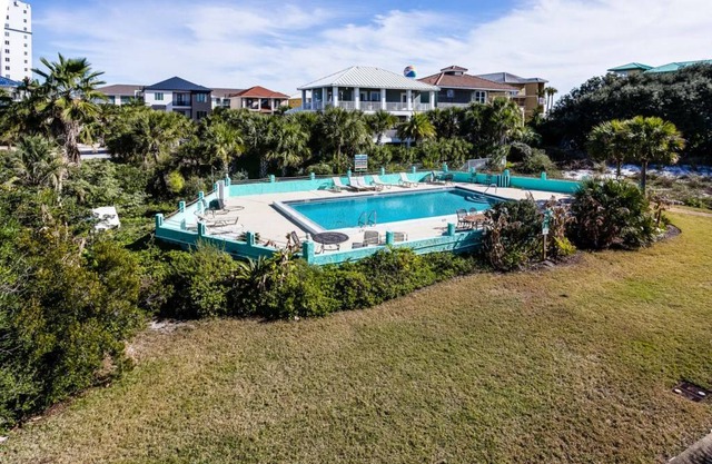 In the Center of the Action. Steps to Restaurants, Bars and all of the Fun - Deep Water Cove 205