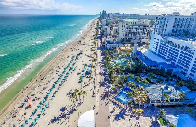 Lovely 1BR w/Parking Space & Walk to the Beach #7