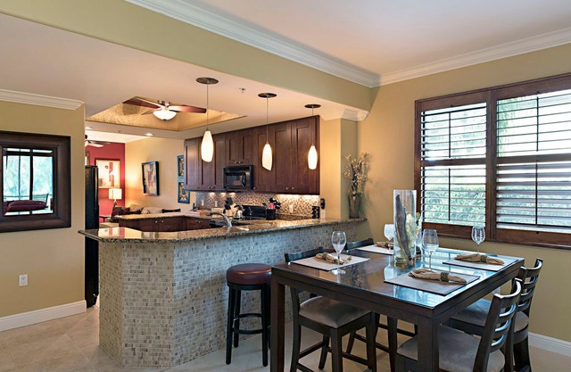 Luxury Cottage in Naples Bay Resort! Corner unit 2 Bedroom plus Den.