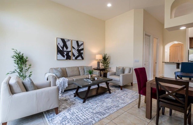 Luxury Townhouse Minutes from Beach and Downtown