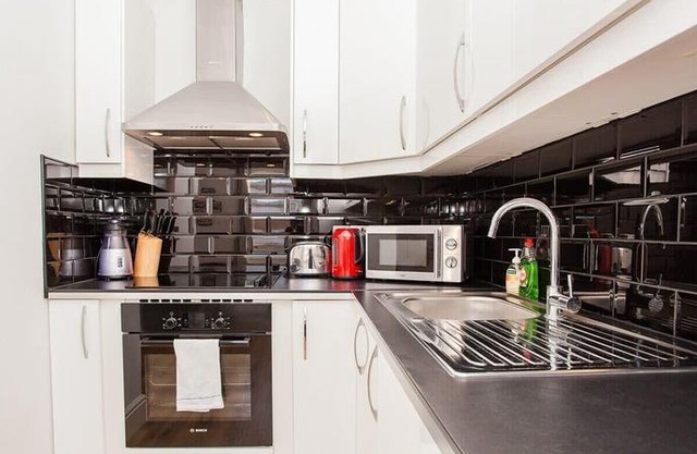 Modern 2 Bedroom Flat On The Doorstep Of Queen's Park