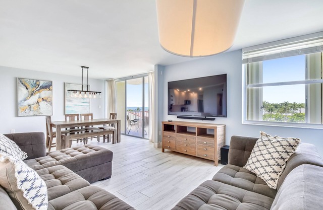 Modern condo w/ shared pool and tennis, on-site beach, & prime boating location!