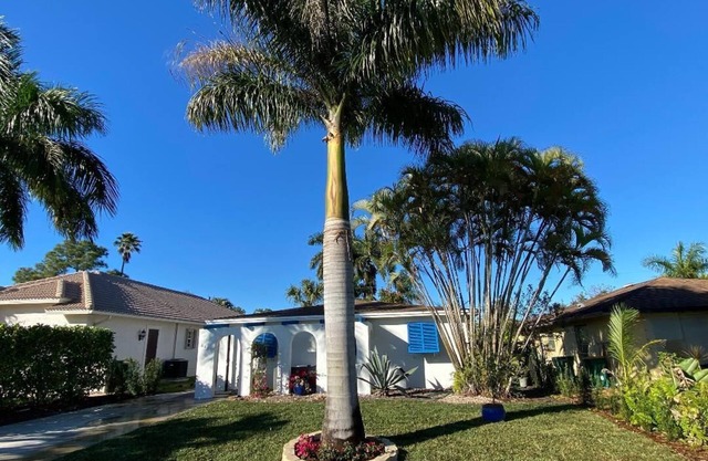 Naples-Vanderbilt beach house <1 mile to beach