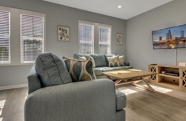New Three Bedrooms and Two Bathrooms Duplex Minutes From Heart of Tampa - Unit B