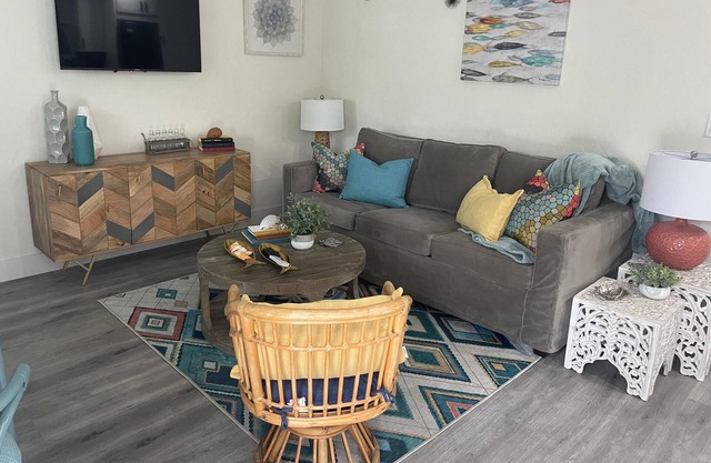 Newly Renovated 1-Bed Apt with Modern High-End Décor and Finishes. Sleeps 3