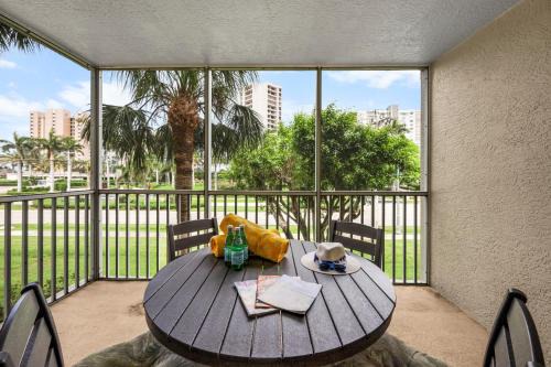 Peaceful condo with pool across from South Beach