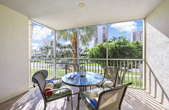 Peaceful garden condo w/ heated pool across the street from South Beach
