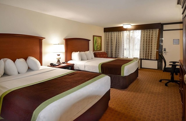 Perfect Family Getaway! 2 Gorgeous Units, Pool, Close to SeaWorld Orlando