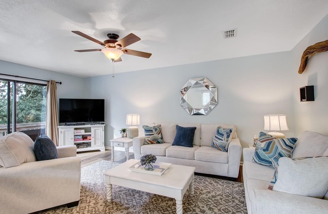 Pet Friendly | Renovated Forest Ridge Villa | 5-7 Minute Walk to the Beach | Community Pool & Tennis