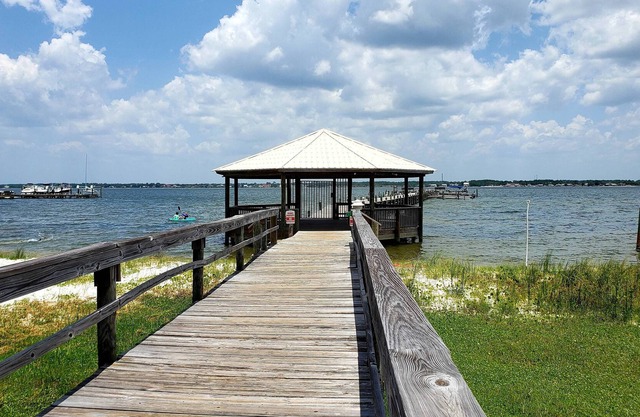 Private Community Pier. Steps from the beach. Newly Renovated, Beautiful Decor.