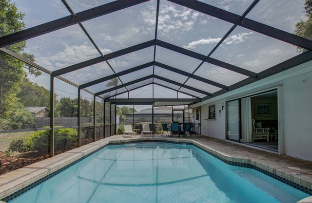 Private heated pool, close to Siesta beach.