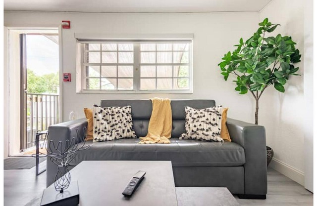 Relaxed apt,1&1w/patio; 7 min to Mia airport