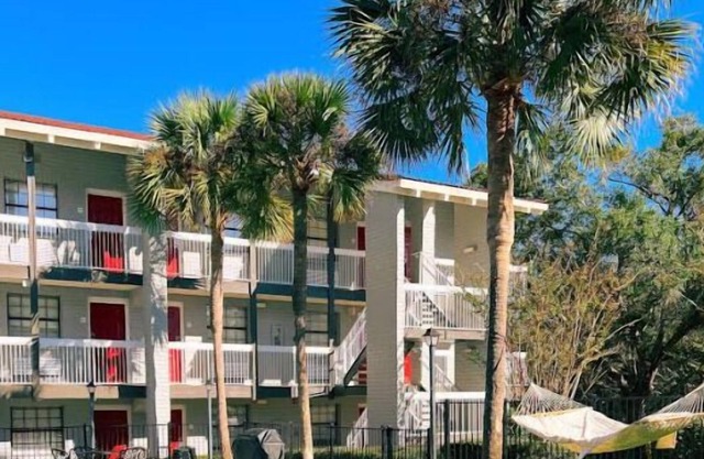 Relaxing Hideaway! Pool, Free Parking, Near Governor’s Square Mall