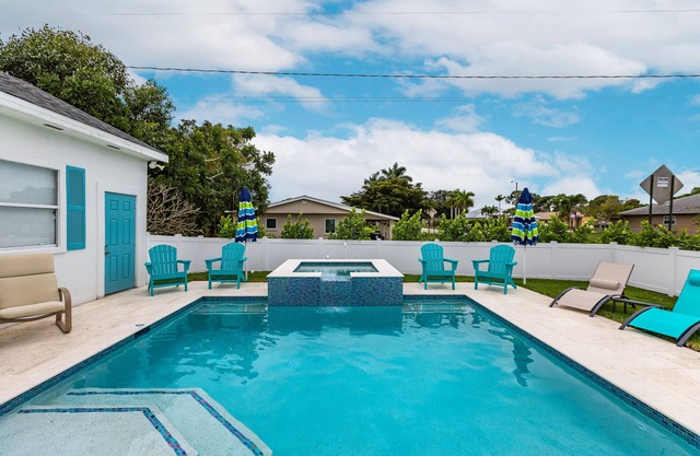 REMODELED BEACH HOME IN NAPLES! 1 1/2 MILES TO VANDERBILT BEACH WITH POOL/SPA