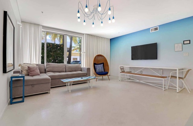 Roami at 250 Collins | Rooftop Pool | 3 Bedroom